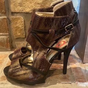 Sexy NWOT Red Circle Bronze Reptile Heels 8.5